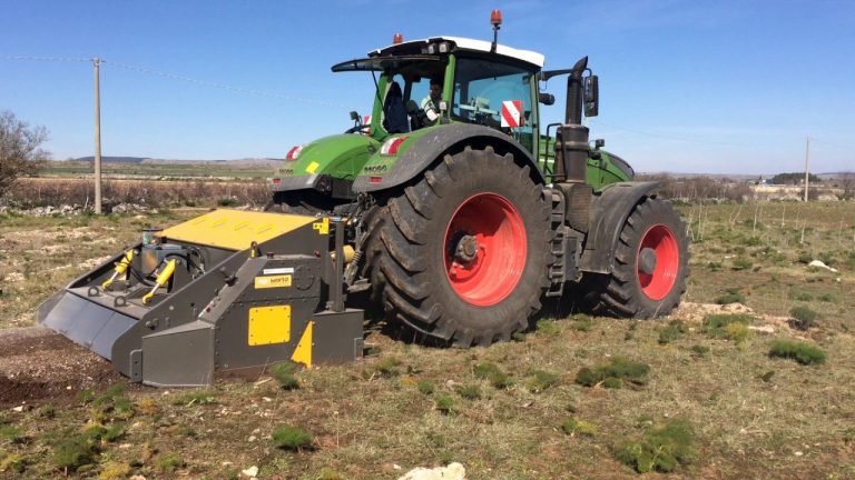 Femeie de 82 de ani, omorâtă accidental de un utilaj agricol în timpul recoltării porumbului. Șoferul și-a dat seama că ceva nu este în regulă când utilajul a început să meargă greu