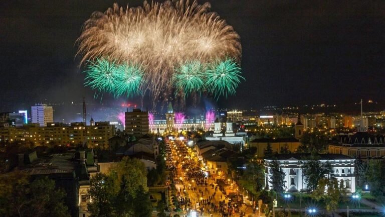 Scena concertului de la Palatul Culturii, montată cu 500.000 lei din bugetul local