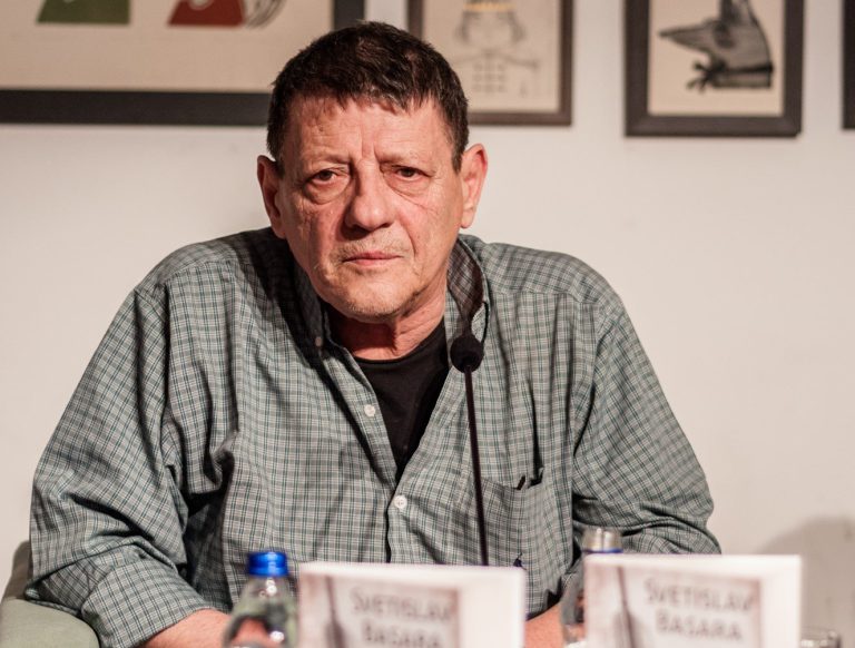Svetislav Basara: „Încercăm cu toţii să ne ascundem tristeţea, arătăm ca oameni fericiţi care se bucură de ceea ce fac, dar nu este adevărat. Viaţa este tristă la rădăcinile sale”