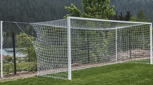 Un copil din Timiș a ajuns în stare gravă la spital după ce o poartă de fotbal a căzut peste el