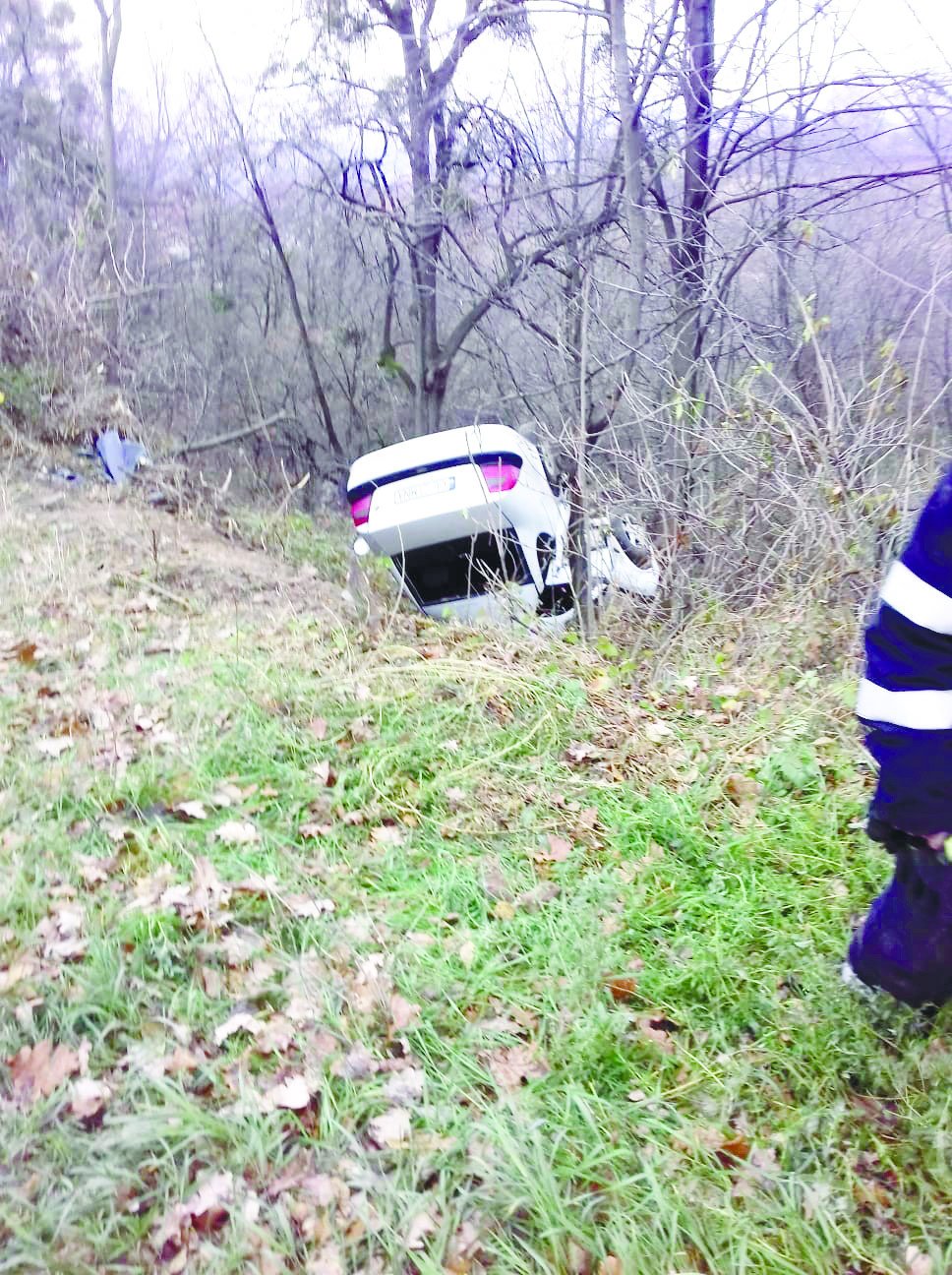  Opel răsturnat în râpă, pe Bucium. Mașina s-a oprit într-un copac