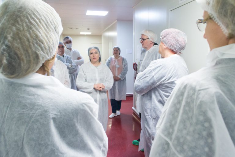 Comisia Europeană solicită României şi altor 21 de state membre să reducă sarcina asupra profesioniştilor care doresc să furnizeze servicii temporare şi ocazionale