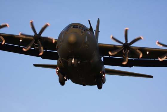 VIDEO - Botoșani, survolat ore în șir de o aeronavă militară: A efectuat mai multe manevre neobișnuite, apoi s-a îndreptat spre București