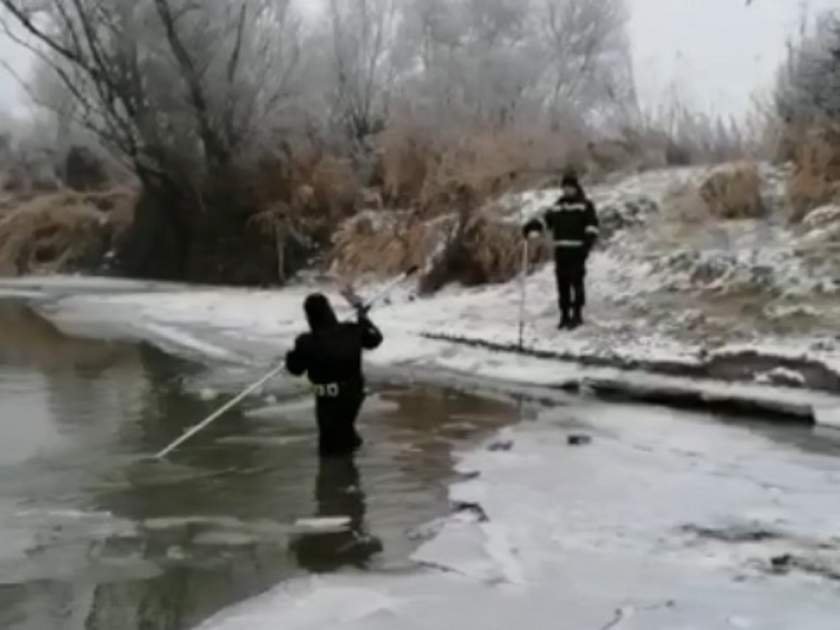 Doi frați care nu s-au întors de la joacă, dați dispăruți. Din păcate, unul a fost găsit înecat