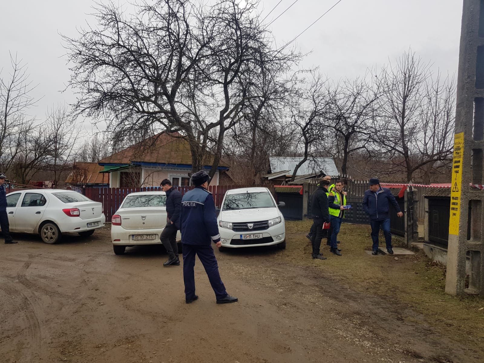  Crimă la Gâşteşti: un bărbat şi-a ucis mama cu cioata: „A căzut în cap, în Sardinia”