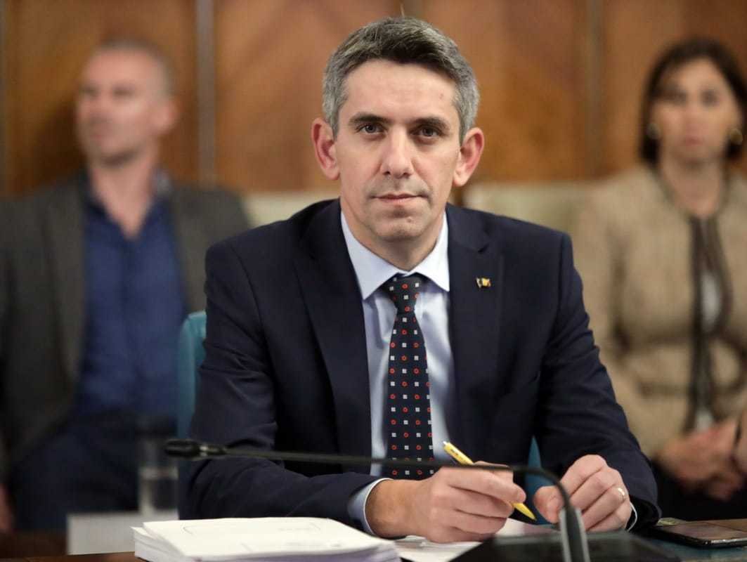 Dancă: De la naştere până la deces, oamenii sunt obligaţi să completeze tot felul de formulare