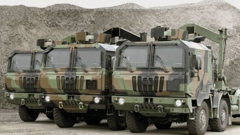 De ce trimit britanicii vehicule militare în România? Sute de unități au fost încărcate pe feriboturi