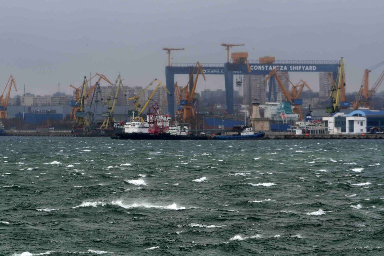 Zeci de percheziţii la un operator portuar din Constanţa şi la mai multe firme, într-un caz de contrabandă transfrontalieră cu produse petroliere