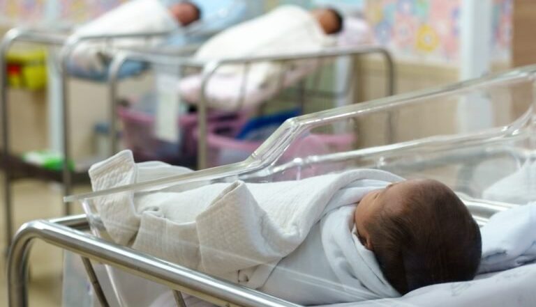 Copilul aruncat în latrină și fratele său vor fi extrași din familie de DGAPSC și trimiși în județul Mureș