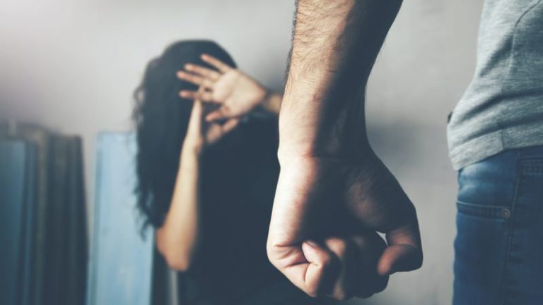 Un ieșean care s-a apropiat de soție și fiica lui a fost băgat o noapte la arest
