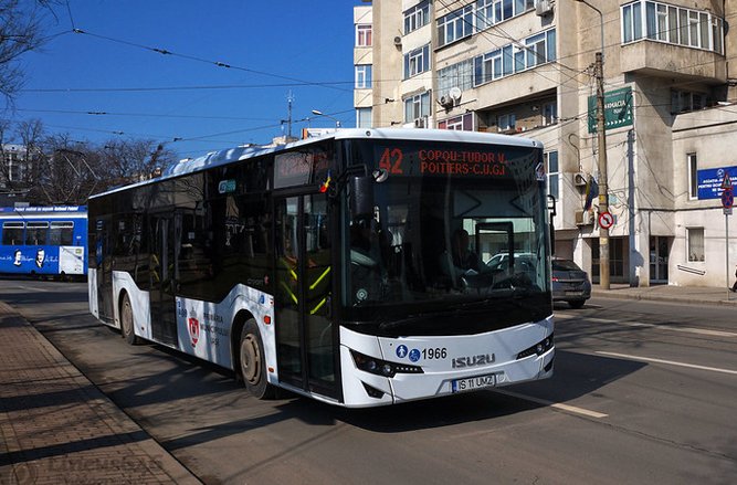 Operatorii de transport public, obligați de ANPC să afişeze în interiorul mijloacelor de transport plăcuţe cu preţul călătoriei, iar mesajul să fie transmis în sistem Braille