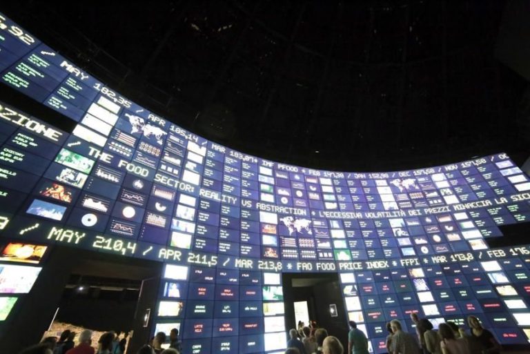 Acţiunile europene au închis la un nivel record, eliminând pierderile provocate de volatilitatea războiului comercial dintre SUA şi China