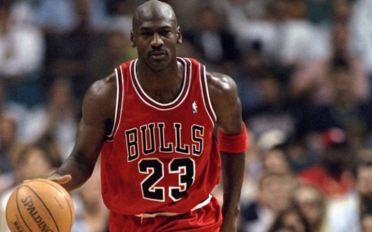 Un tricou purtat de Michael Jordan la Chicago Bulls, în sezonul 1996/1997, vândut cu peste 4 milioane de euro la licitaţie