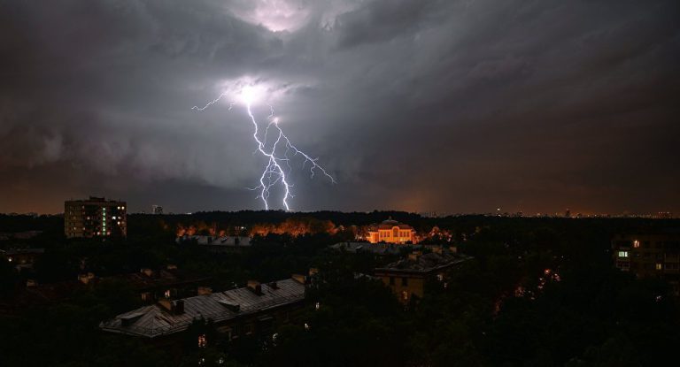 Cod galben de instabilitate atmosferică accentuată în 22 de judeţe: vijelii, grindină și ploi torențiale
