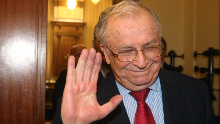 Starea de sănătate a lui Ion Iliescu este „spre uşoară ameliorare”: „Este stabil cardiac şi s-au echilibrat parametrii respiratori”