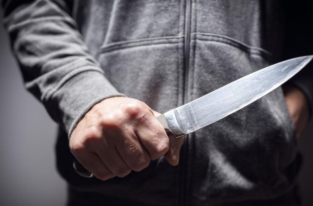 Un tânăr din Arad și-a înjunghiat mortal mama după o ceartă în bucătărie. De la ce ar fi pornit totul