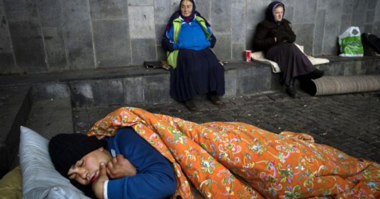 Oamenii fără adăpost le dau mari bătai de cap medicilor ieșeni în perioada hramului „Sfintei Parascheva”