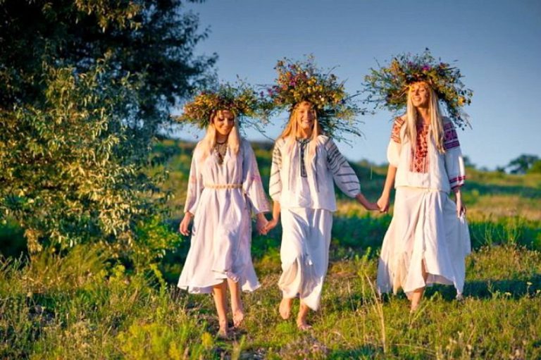 Mâine sunt Sânzienele, una dintre cele mai frumoase sărbători din tradiția românească