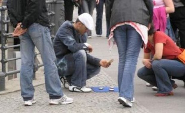 Votanți AUR? Păcăleau turiștii din Roma cu alba-neagra și în același timp le furau din buzunare