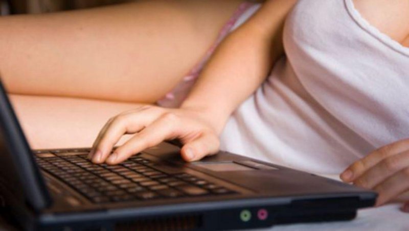  Şantaj fierbinte, cu imagini erotice, între studente mediciniste de videochat