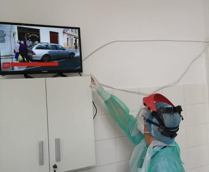  Medicii şi asistentele de la Infecţioase aduc televizoare de acasă pentru bolnavii COVID