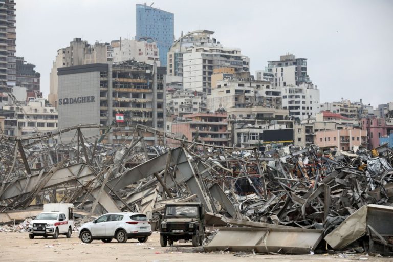 Sute de localnici fug din Beirut unde au loc explozii, după ce Israelul a avertizat că va lovi sediul financiar al Hezbollah