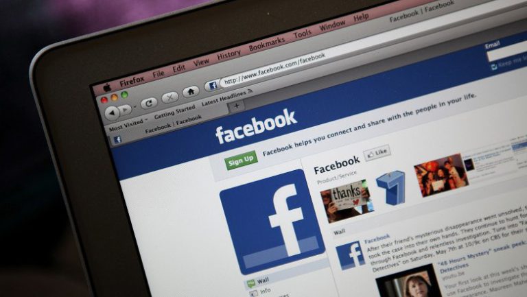 Un bărbat din Arad a obţinut mii de euro de la femei cunoscute pe Facebook