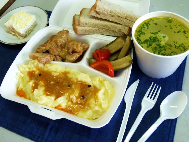 O firmă de catering din Piatra-Neamț a fost închisă temporar de Protecția Consumatorilor, după mai multe cazuri de toxiinfecție alimentară semnalate la o grădiniță și o școală din oraș