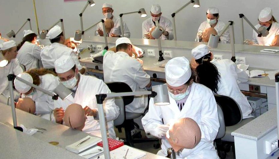 460 de studenţi străini au terminat anul acesta la UMF Iaşi, cei mai mulţi fiind din Franţa