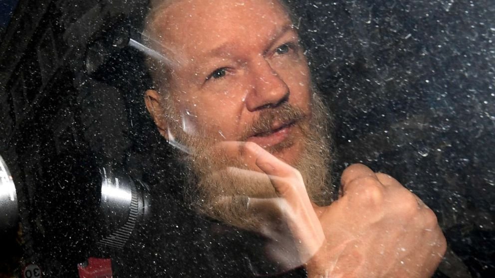  Assange “aude voci” în închisoare, prezintă “simptome psihotice” şi impulsuri sinucigaşe