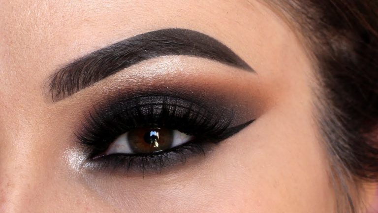 Cum să procedați pentru a vă reuși perfect machiajul tip „smokey eyes”