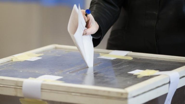Alegeri prezidențiale 2025: Un bărbat amendat pentru că a sunat abuziv la 112 fiindcă nu a fost lăsat să voteze cu paşaportul. Alt bărbat, cercetat după ce a rupt buletinul de vot