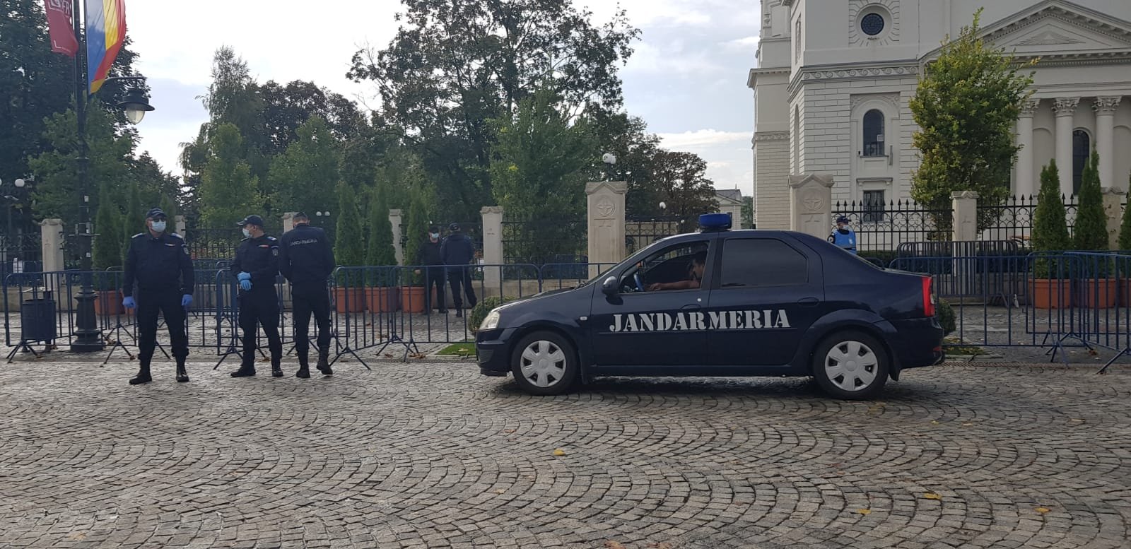 Pentru prima dată în istorie, mai mulţi jandarmi decât pelerini în curtea Mitropoliei