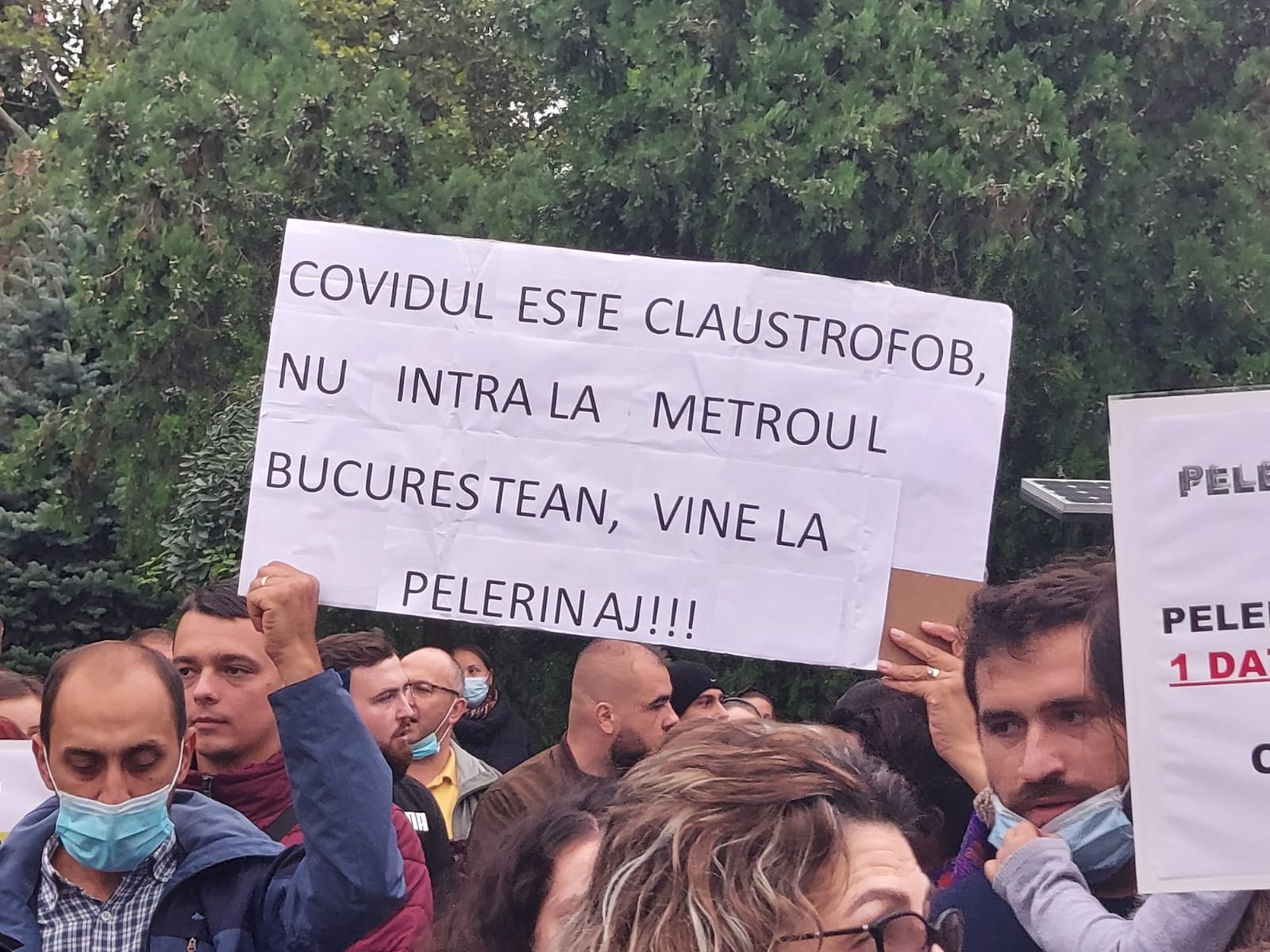 Protest fără măşti în faţa Mitropoliei: început cu cântece bisericeşti, terminat cu îndemnuri antistatale şi anti-restricţii