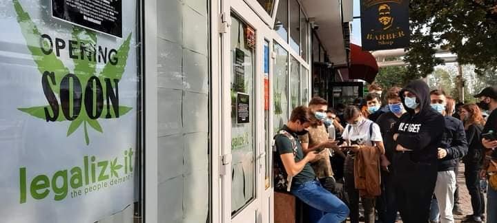 IAȘI: Cozi ca la tigăi gratis la deschiderea unui magazin cu produse care conțin cannabis