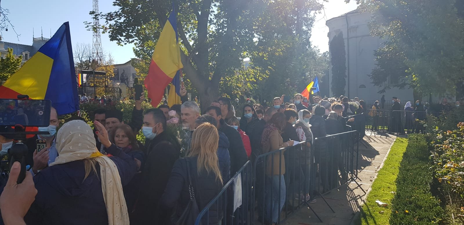 FOTO-VIDEO: Momente de dezordine în faţa Mitropoliei. Zeci de oameni au forţat intrarea la moaştele Sfintei Parascheva