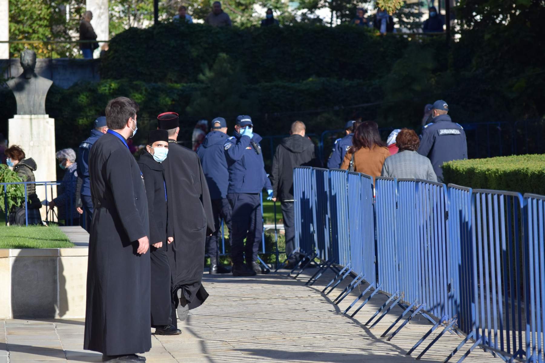  385980_1892_galerie_Chipurile-pelerinilor-veniti-la-Sfanta-3