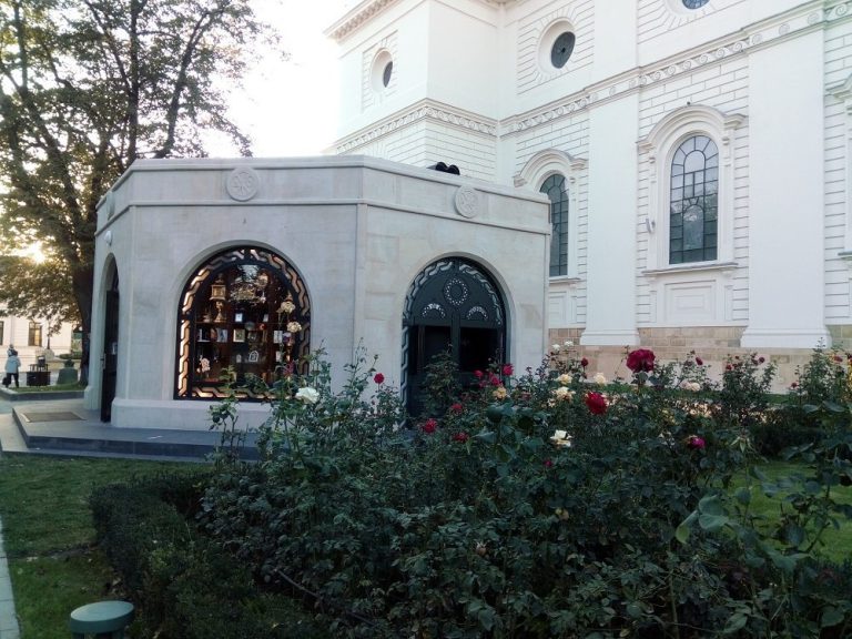 FOTO: Schimbări în curtea Mitropoliei. Pangarul, mutat într-o incintă frumoasă