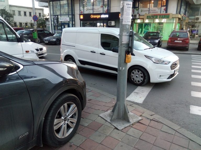 VIDEO: Mașini parcate pe trotuar în intersecție. Vizibilitate zero la trecerea de pietoni