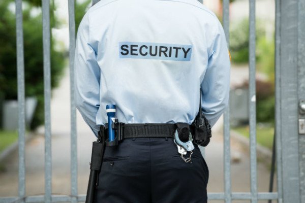 Agentul de pază al unui spital s-a îmbătat în post şi a sărit cu cuţitul la cadre. Culmea: tot spitalul e bun de plată