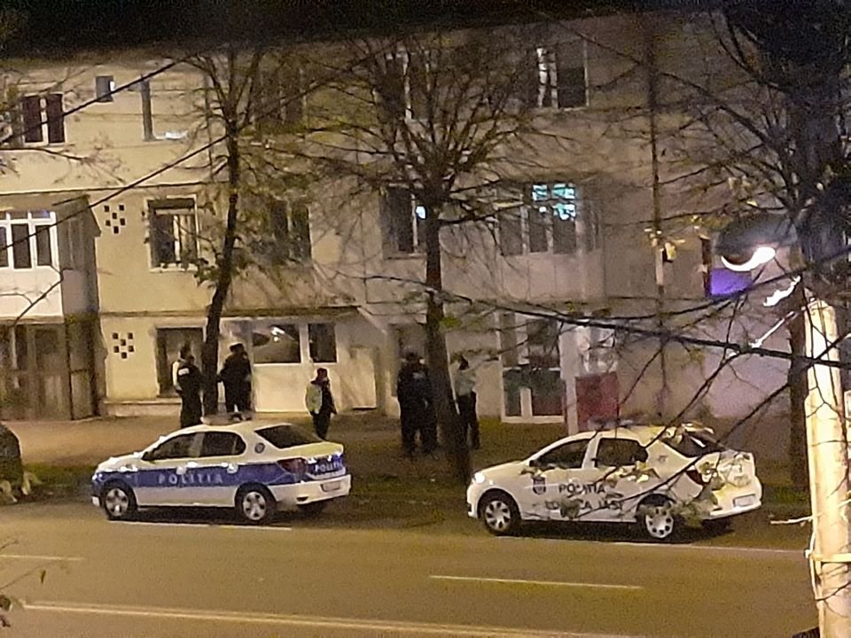 EXCLUSIV VIDEO Două femei sechestrate într-un apartament din Iași. Bloc înconjurat de polițiști