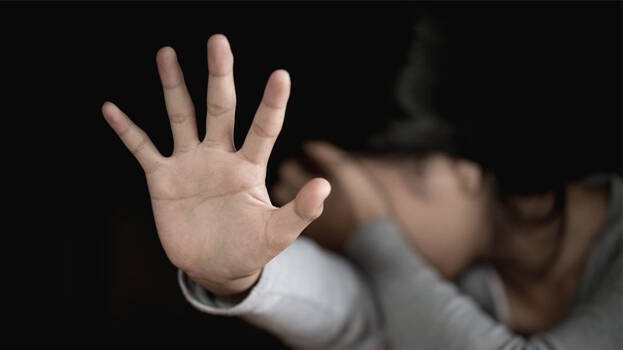  O fetiță s-a smucit din brațele violatorului. A fugit desculță, cu geaca ruptă