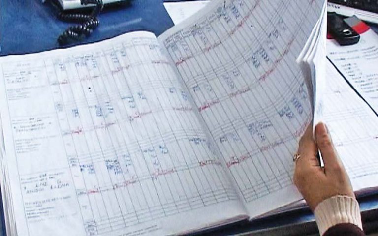 Profesorii nu mai au voie să anunțe notele elevilor în fața clasei sau la ședințele cu părinții