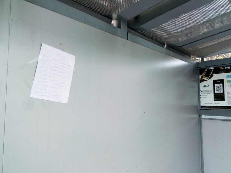 FOTO: Scrisori de protest lipite în stațiile de autobuz din Piața Unirii