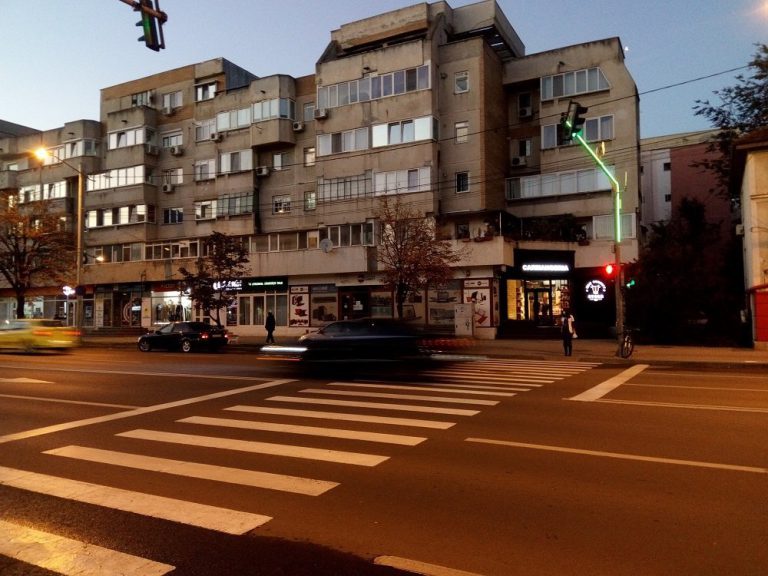 FOTO: Trecerea din Iași la care pietonii așteaptă culoarea verde și câte 7-8 minute