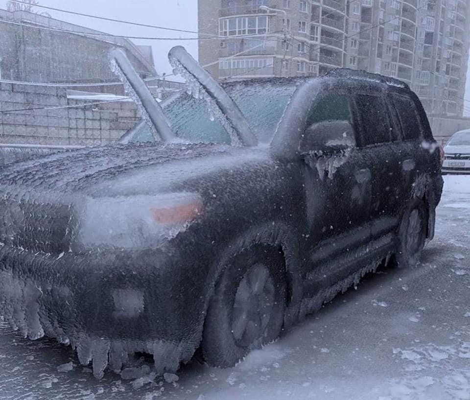  FOTO: Mașini acoperite complet de gheață în urma unui fenomen meteo rar