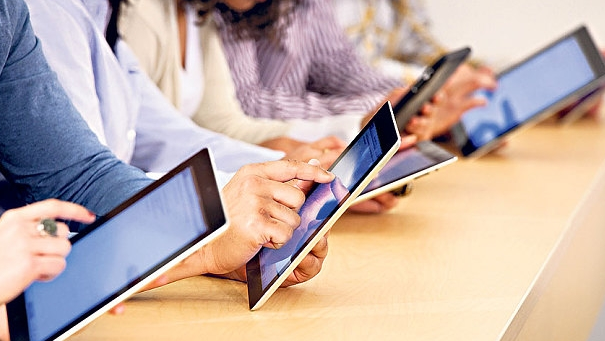  ISJ cumpără 3.707 de tablete pentru elevi cu acces la internet timp de doi ani