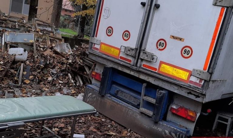 Un accident stupid, produs din grabă, ar fi putut să-l lase pe un șofer fără palma mâinii stângi. 25% a fost și vina victimei!