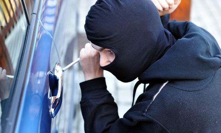  Români, moldoveni, ucraineni şi ruşi s-au unit pentru a fura maşini de lux din Europa. Cum acţionau