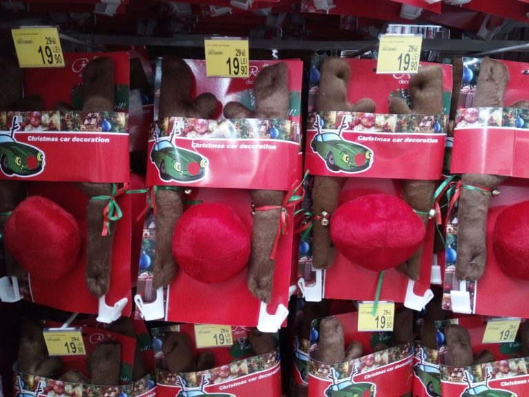 FOTO: Moda coarnelor de ren pe mașini se păstrează și anul acesta la Iași